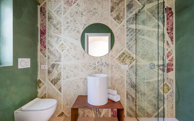 Leccio - Mastropà: Armatur, Eigentum, Gebäude, Toilette, Toilleten Sitz, Badezimmer, Bad Sink, Lila, Interior Design, Holz