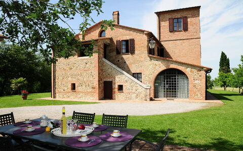 Casale Chieteno: Pflanze, Eigentum, Möbel, Himmel, Tabelle, Gebäude, Fenster, Baum, Stuhl, Geschirr