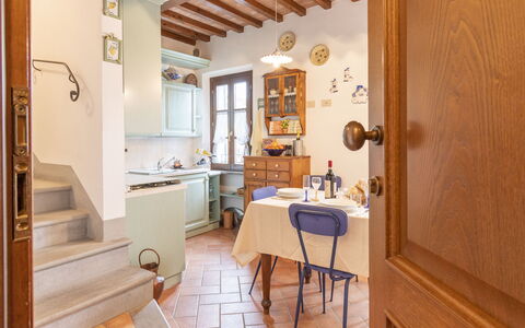 Il Borgo Apartment: Tabelle, Möbel, Cabinetry, Holz, Interior Design, Countertop, Stuhl, Tür, Fussboden, Küche