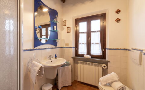 Il Borgo Apartment: Spiegel, Zapfhahn, Armatur, Sinken, Eigentum, Bad Sink, Badezimmer, Fenster, Interior Design, Die Architektur
