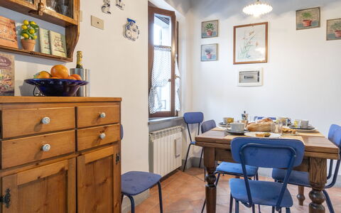Il Borgo Apartment: Bilderrahmen, Möbel, Tabelle, Eigentum, Cabinetry, Azurblau, Blau, Stuhl, Schublade, Kommode