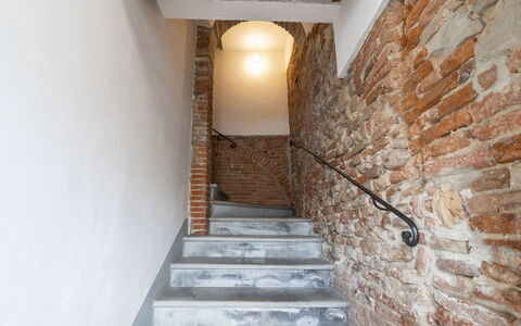 Il Borgo Apartment: Gebäude, Treppe, Holz, Interior Design, Flooring, Fussboden, Haus, Backstein, Decke