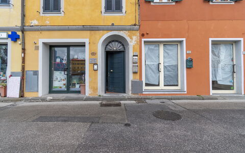 Il Borgo Apartment: Fenster, Tür, Gebäude, Strassenbelag, Gelb, Asphalt, Fassade, Stadt, Gas