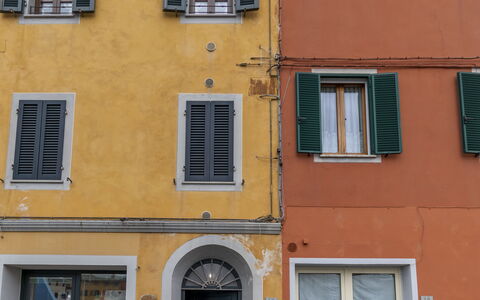 Il Borgo Apartment: Fenster, Gebäude, Tür, Nachbarschaft, Wand, Materialeigenschaft, Wohngebiet, Fassade, Urban Design