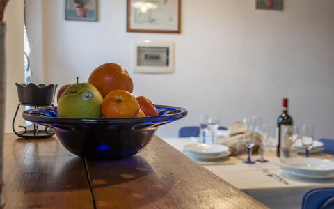 Il Borgo Apartment: Tabelle, Geschirr, Dishware, Bilderrahmen, Essen, Holz, Obst, Interior Design, Teller, Servierware