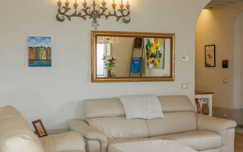 La Terrazza Sulla Valle: Bilderrahmen, Möbel, Eigentum, Couch, Tabelle, Gebäude, Interior Design, Wohnzimmer, Holz, Komfort