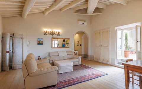 La Terrazza Sulla Valle: Möbel, Eigentum, Bilderrahmen, Couch, Tabelle, Holz, Interior Design, Zimmerpflanze, Halle, Gebäude
