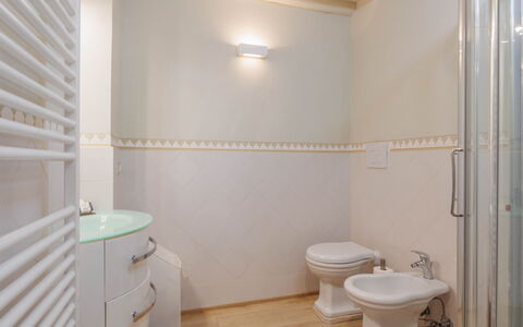 La Terrazza Sulla Valle: Armatur, Cabinetry, Toilette, Gebäude, Badezimmer, Holz, Beleuchtung, Haus, Interior Design, Flooring