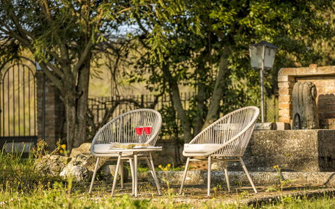 Villa Pianoia: Pflanze, Möbel, Blatt, Botanik, Holz, Vegetation, Baum, Gras, Stuhl, Freizeit