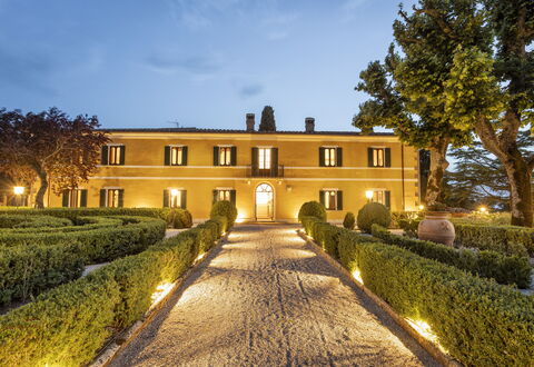 Villa Pianoia: Himmel, Pflanze, Gebäude, Baum, Wolke, Haus, Fenster, Gras, Landschaft, Wohngebiet