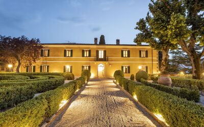 Villa Pianoia: Himmel, Pflanze, Gebäude, Baum, Wolke, Haus, Fenster, Gras, Landschaft, Wohngebiet