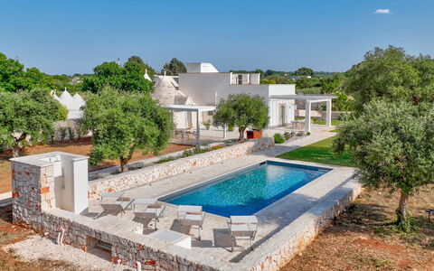 Trullo Under The Apulian Sky: Eigentum, Himmel, Gebäude, Pflanze, Baum, Azurblau, Wasser, Die Architektur, Schwimmbad, Wolke