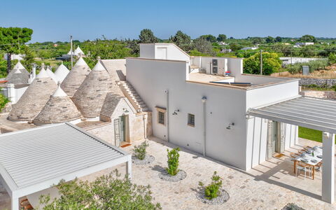 Trullo Under The Apulian Sky: Pflanze, Himmel, Gebäude, Eigentum, Fenster, Baum, Haus, Grundstueck, Urban Design