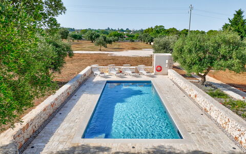 Trullo Under The Apulian Sky: Wasser, Pflanze, Eigentum, Himmel, Schwimmbad, Azurblau, Rechteck, Baum, Gras, Gewässer