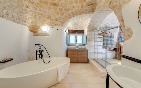 Trullo Under The Apulian Sky: Badewanne, Armatur, Zapfhahn, Spiegel, Sinken, Badezimmer, Holz, Fenster, Interior Design, Fussboden