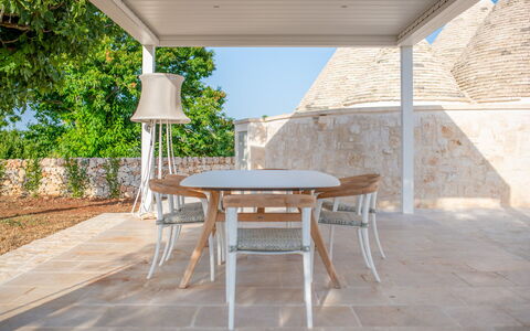 Trullo Under The Apulian Sky: Tabelle, Pflanze, Möbel, Stuhl, Holz, Tisch Im Freien, Interior Design, Gartenmöbel, Schatten, Baum