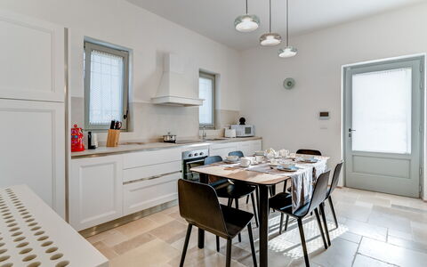 Trullo Under The Apulian Sky: Möbel, Tabelle, Cabinetry, Countertop, Fenster, Stuhl, Holz, Interior Design, Küche, Die Architektur