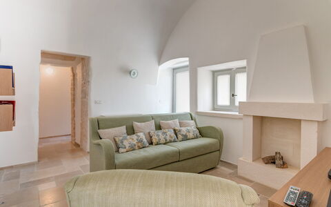 Trullo Under The Apulian Sky: Eigentum, Couch, Bilderrahmen, Komfort, Holz, Interior Design, Fussboden, Flooring, Wohnzimmer