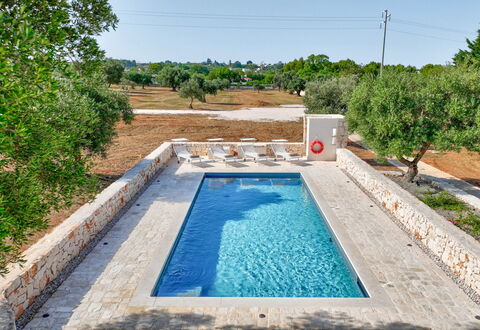 Trullo Under The Apulian Sky: Wasser, Pflanze, Eigentum, Himmel, Schwimmbad, Azurblau, Rechteck, Baum, Gras, Gewässer