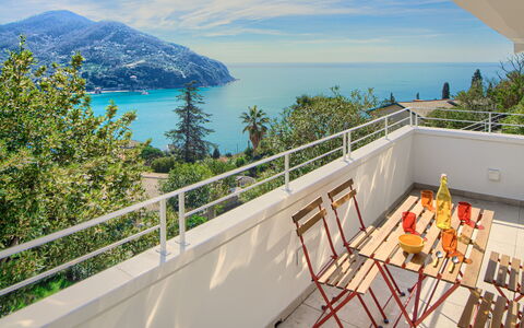 Casa Grande Mare - Levanto: Himmel, Wasser, Daytime, Eigentum, Wolke, Azurblau, Gebäude, Zaun, Holz, Küsten Und Ozeanische Forms