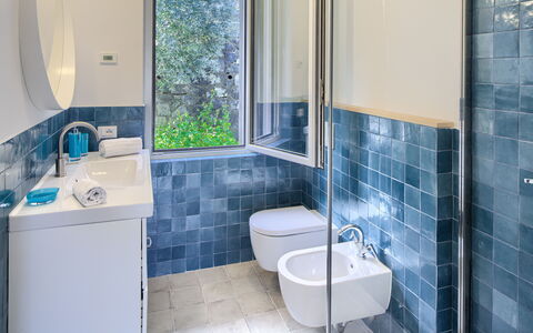 Casa Grande Mare - Levanto: Armatur, Lila, Zapfhahn, Badezimmer, Blau, Azurblau, Sinken, Bad Sink, Interior Design