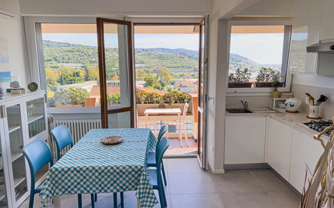 Appartamento La Castellana: Möbel, Eigentum, Stuhl, Tabelle, Cabinetry, Azurblau, Countertop, Interior Design, Schatten, Holz