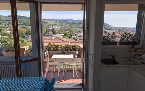 Appartamento La Castellana: Eigentum, Himmel, Tabelle, Azurblau, Gebäude, Fenster, Schatten, Interior Design, Holz