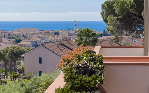 Appartamento La Castellana: Pflanze, Himmel, Daytime, Eigentum, Gebäude, Azurblau, Blume, Beleuchtung, Schatten, Holz
