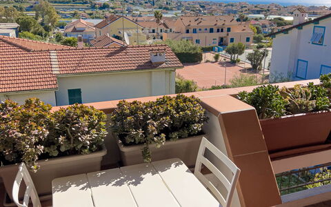 Appartamento La Castellana: Himmel, Pflanze, Eigentum, Gebäude, Wolke, Schatten, Gartenmöbel, Die Architektur, Interior Design, Tabelle
