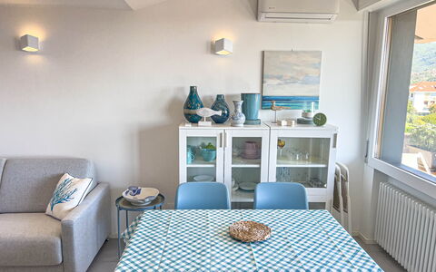 Appartamento La Castellana: Tabelle, Möbel, Eigentum, Azurblau, Couch, Holz, Komfort, Interior Design, Fussboden, Flooring