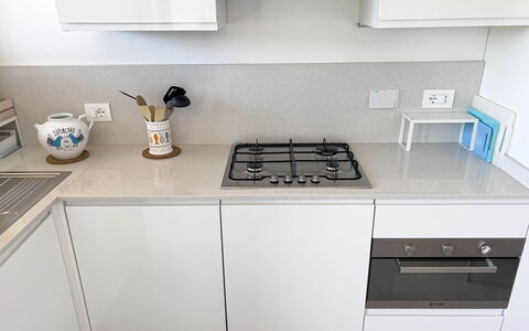 Appartamento La Castellana: Cabinetry, Countertop, Eigentum, Möbel, Herd, Küchengerät, Küche, Haushaltsgerät, Cooktop, Interior Design