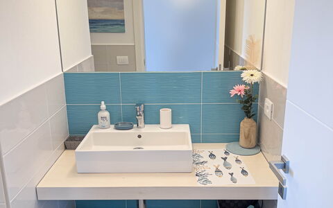 Appartamento La Castellana: Spiegel, Zapfhahn, Sinken, Armatur, Bad Sink, Gebäude, Badezimmer, Interior Design, Holz, Flooring