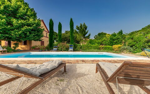 Casa Bellavista: Wasser, Himmel, Pflanze, Schwimmbad, Gebäude, Baum, Schatten, Gartenmöbel, Haus, Rechteck