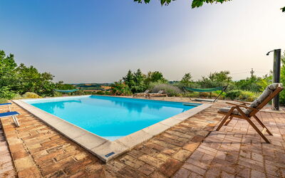 Casa Bellavista: Wasser, Himmel, Pflanze, Gebäude, Eigentum, Schwimmbad, Azurblau, Baum, Schatten, Rechteck