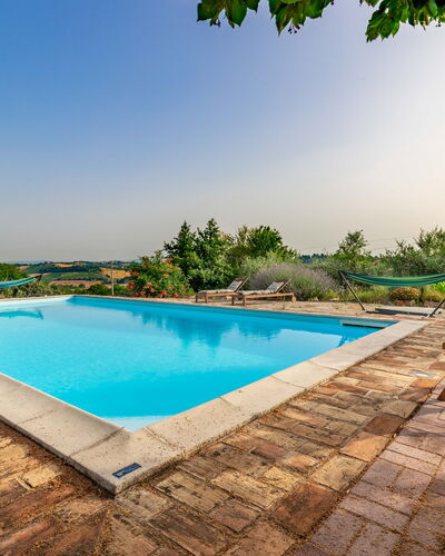 Casa Bellavista: Wasser, Himmel, Pflanze, Gebäude, Eigentum, Schwimmbad, Azurblau, Baum, Schatten, Rechteck