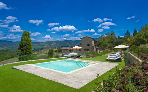 La Torre Di Panzano: Himmel, Wolke, Pflanze, Eigentum, Gebäude, Azurblau, Grundstueck, Baum, Natürliche Landschaft, Gras
