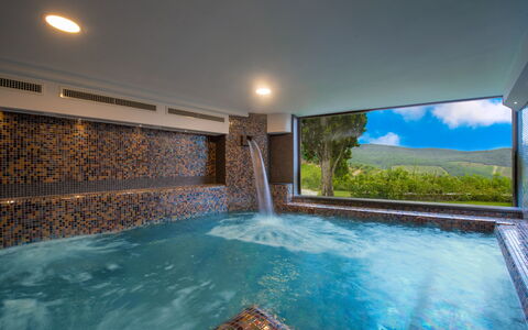 La Torre Di Panzano: Wasser, Eigentum, Pflanze, Himmel, Schwimmbad, Azurblau, Gebäude, Fenster, Interior Design, Rechteck