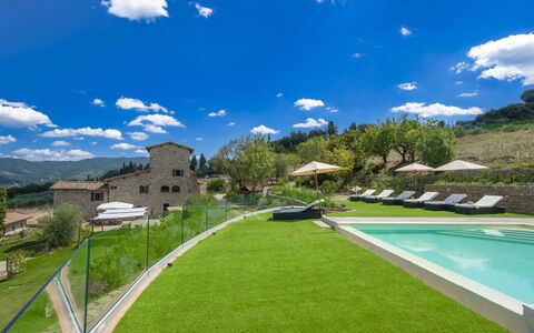 La Torre Di Panzano: Wolke, Himmel, Pflanze, Wasser, Gebäude, Natürliche Landschaft, Schwimmbad, Gras, Baum, Arecales