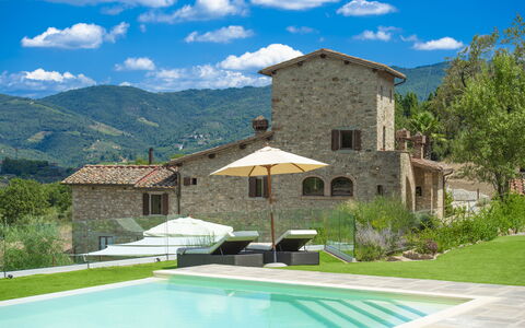 La Torre Di Panzano: Wolke, Pflanze, Gebäude, Eigentum, Himmel, Wasser, Azurblau, Blau, Schatten, Die Architektur