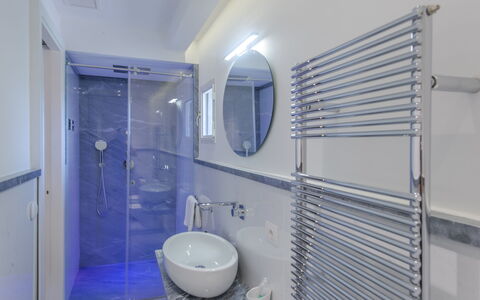 La Torre Di Panzano: Armatur, Gebäude, Spiegel, Toilette, Lila, Badezimmer, Zapfhahn, Haus, Sinken, Toilleten Sitz