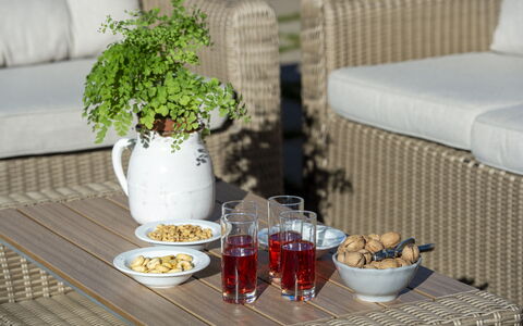 Bella Di Panzano: Tabelle, Essen, Pflanze, Möbel, Geschirr, Dishware, Drinkware, Textil, Tischdecke, Interior Design