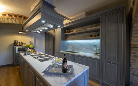 Bella Di Panzano: Cabinetry, Countertop, Eigentum, Zapfhahn, Sinken, Küche, Gebäude, Holz, Herd, Flooring