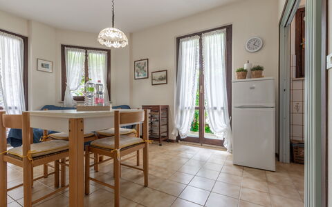 Conero Garden Apartment: Eigentum, Fenster, Holz, Tabelle, Beleuchtung, Vorhang, Interior Design, Tür, Flooring