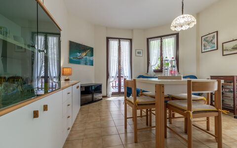Conero Garden Apartment: Möbel, Eigentum, Cabinetry, Bilderrahmen, Tabelle, Fenster, Stuhl, Holz, Interior Design