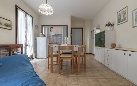 Conero Garden Apartment: Tabelle, Bilderrahmen, Möbel, Tür, Cabinetry, Stuhl, Holz, Gebäude, Schublade, Flooring