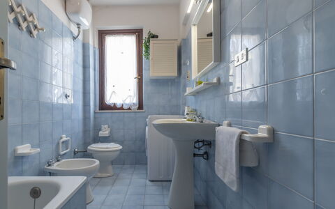 Conero Garden Apartment: Spiegel, Zapfhahn, Sinken, Armatur, Eigentum, Bad Sink, Badezimmer, Lila, Interior Design, Wand