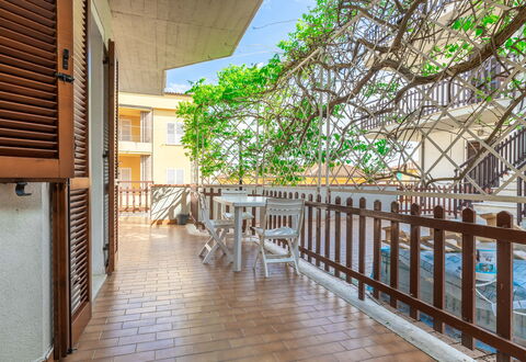 Conero Garden Apartment: Eigentum, Holz, Pflanze, Fussboden, Grundeigentum, Gebäude, Baum, Hartholz, Flooring, Schatten