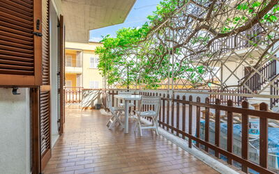 Conero Garden Apartment: Eigentum, Holz, Pflanze, Fussboden, Grundeigentum, Gebäude, Baum, Hartholz, Flooring, Schatten