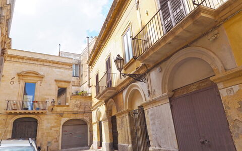 Corte Tiso: Eigentum, Fenster, Himmel, Tür, Fahrzeug, Nachbarschaft, Auto, Wolke, Fassade, Stadt