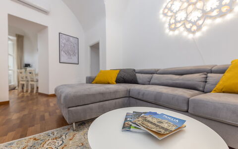 Corte Tiso: Couch, Möbel, Eigentum, Komfort, Wohnzimmer, Beleuchtung, Studio Couch, Interior Design, Flooring, Rechteck